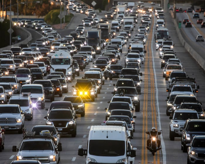Pabrik otomotif dan kendaraan bertenaga bensin di jalan raya Amerika Serikat
