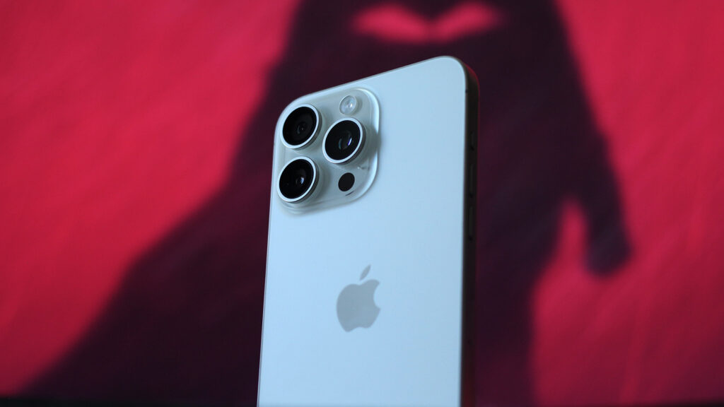 Tampilan iPhone 15 Pro Max dalam pengujian ketahanan baterai dan bodi fisik jangka panjang