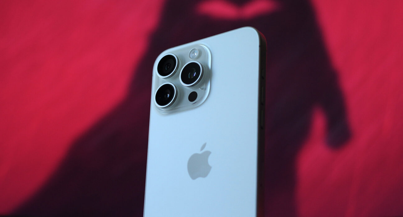Tampilan iPhone 15 Pro Max dalam pengujian ketahanan baterai dan bodi fisik jangka panjang