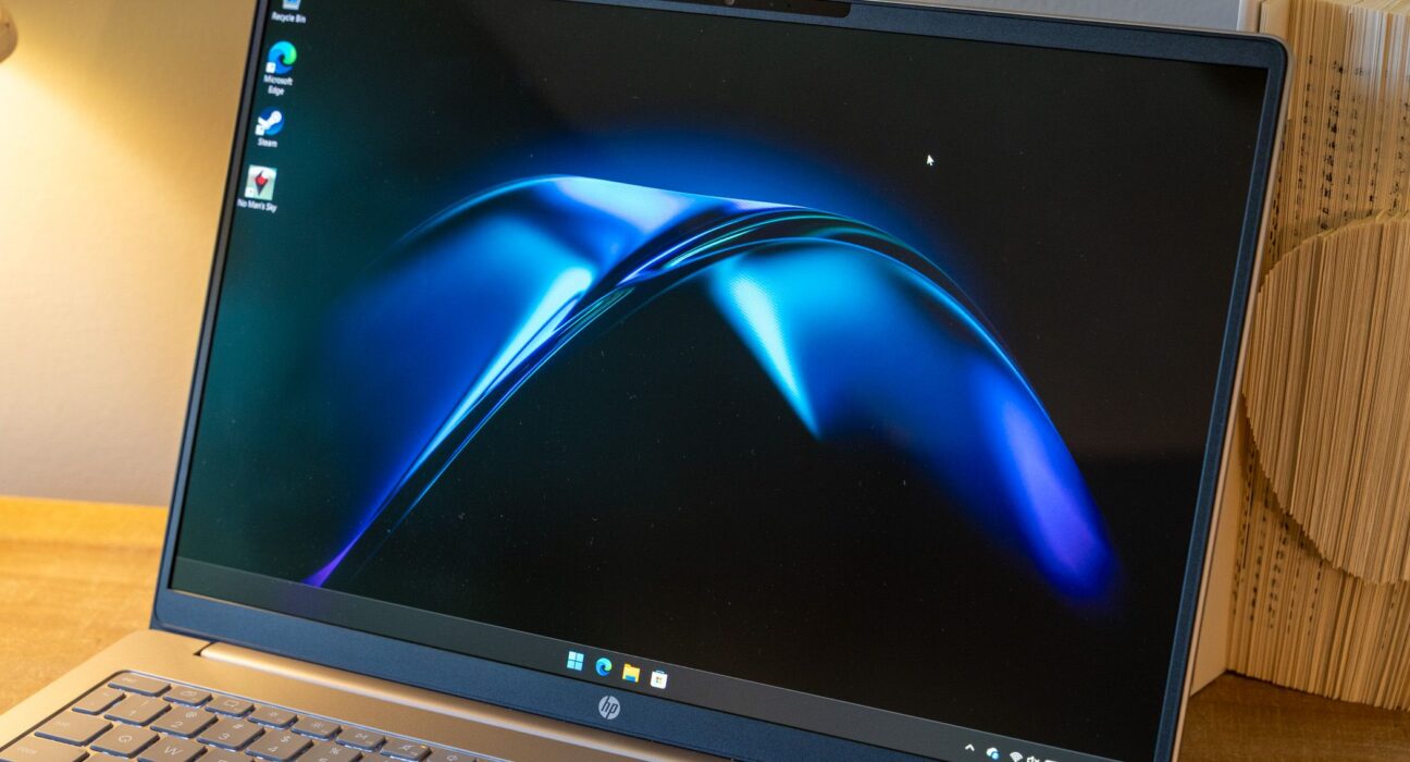 Laptop Windows menyala di atas meja kerja malam hari