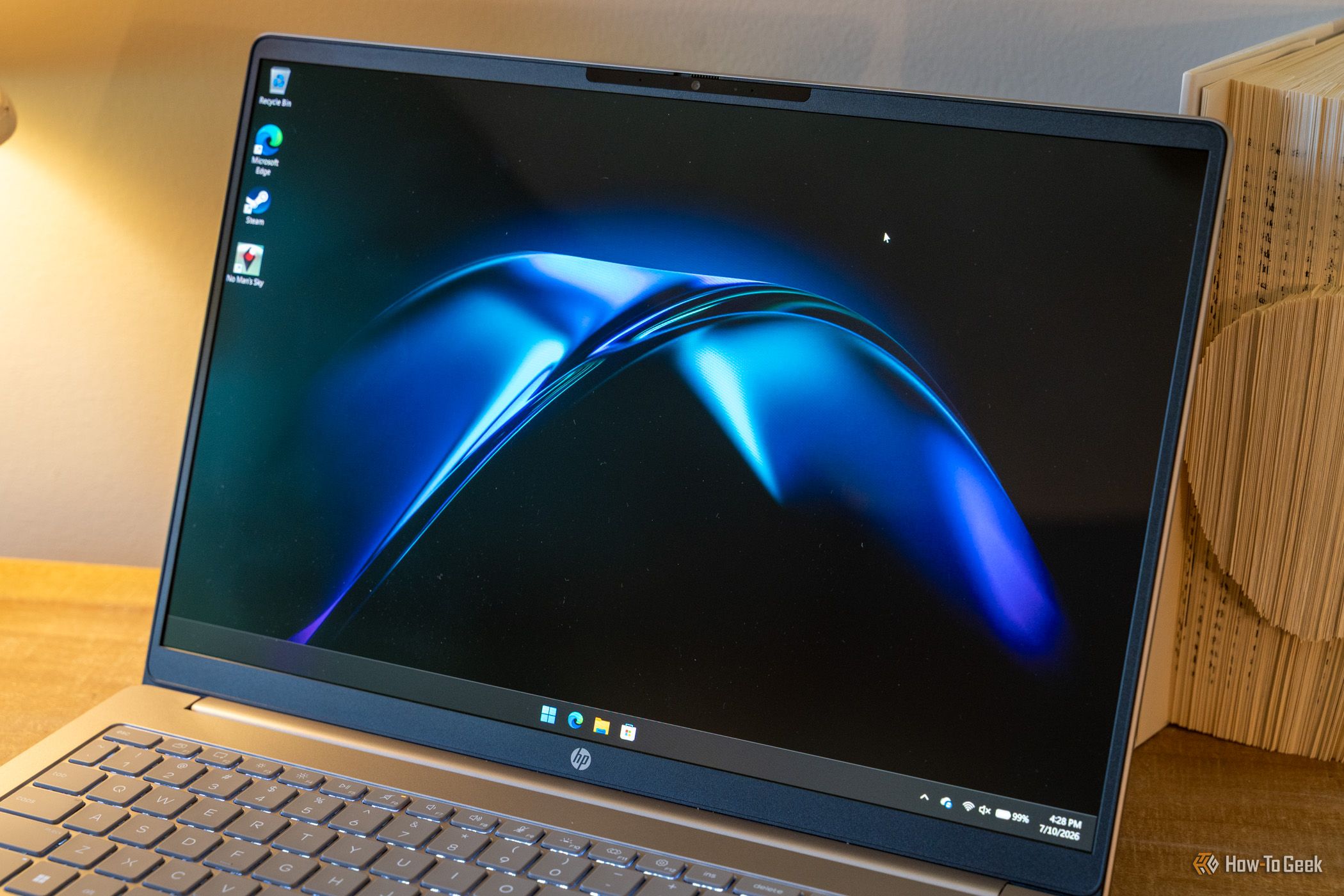 Laptop Windows menyala di atas meja kerja malam hari