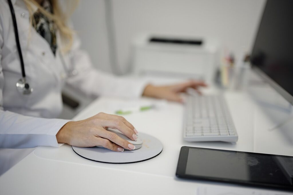 Dokter dan staf medis mengoperasikan sistem komputer penagihan dan rekam medis digital di fasilitas kesehatan