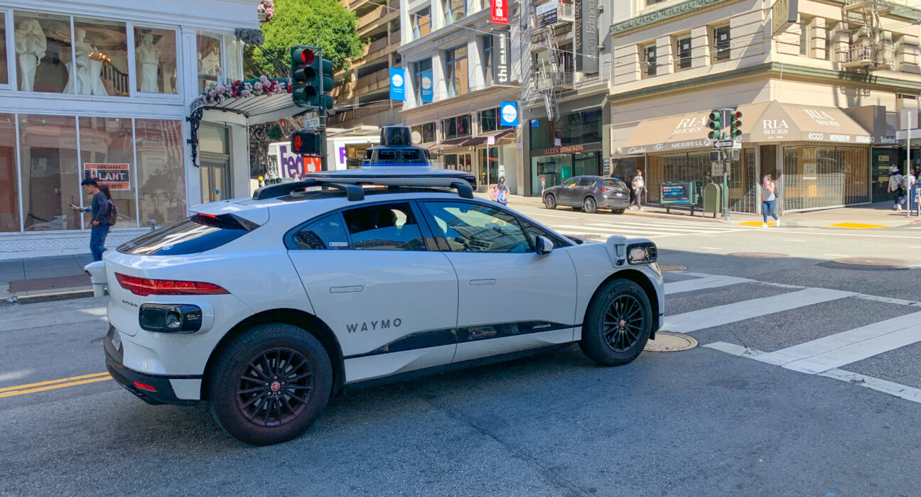 Mobil otonom Waymo beroperasi di jalan raya dengan sensor LiDAR dan kamera