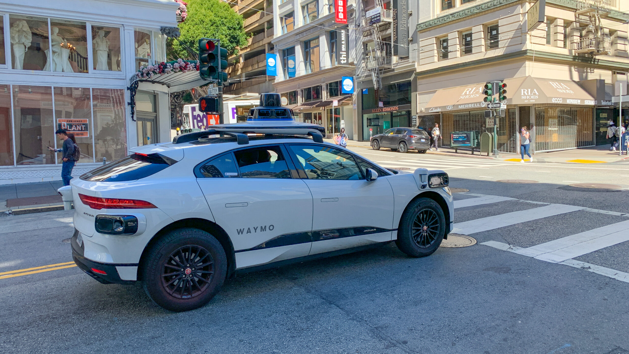 Mobil otonom Waymo beroperasi di jalan raya dengan sensor LiDAR dan kamera