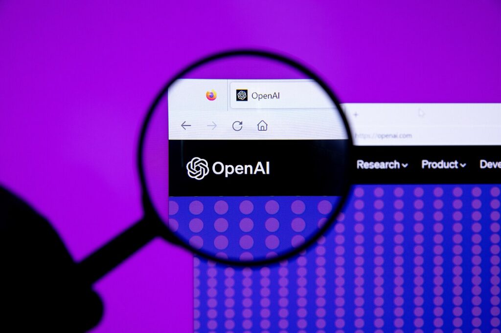 Pemeriksaan dan audit logo OpenAI dengan kaca pembesar mewakili investigasi pelanggaran keamanan siber