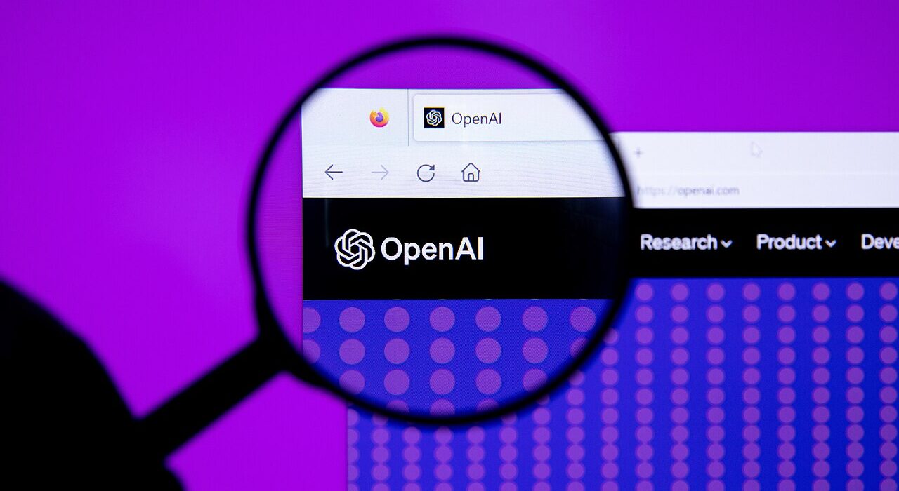 Pemeriksaan dan audit logo OpenAI dengan kaca pembesar mewakili investigasi pelanggaran keamanan siber