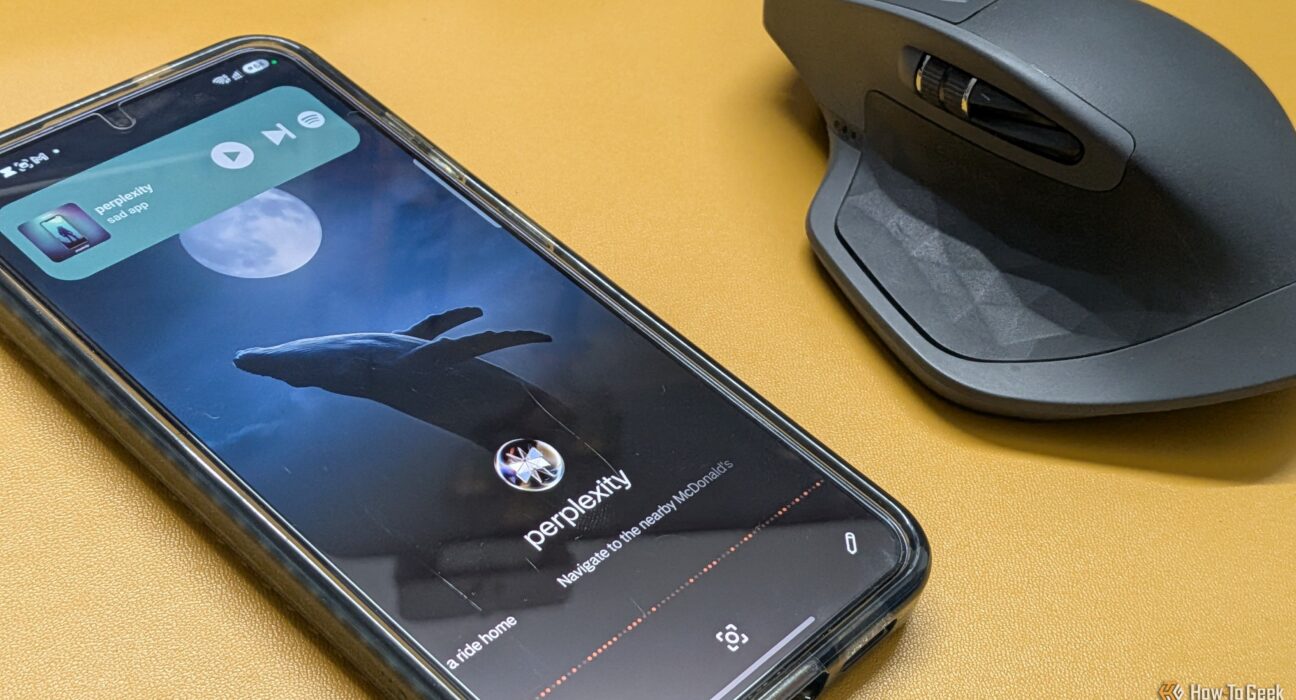 Aplikasi Perplexity aktif sebagai asisten digital default pada layar Samsung Galaxy S24