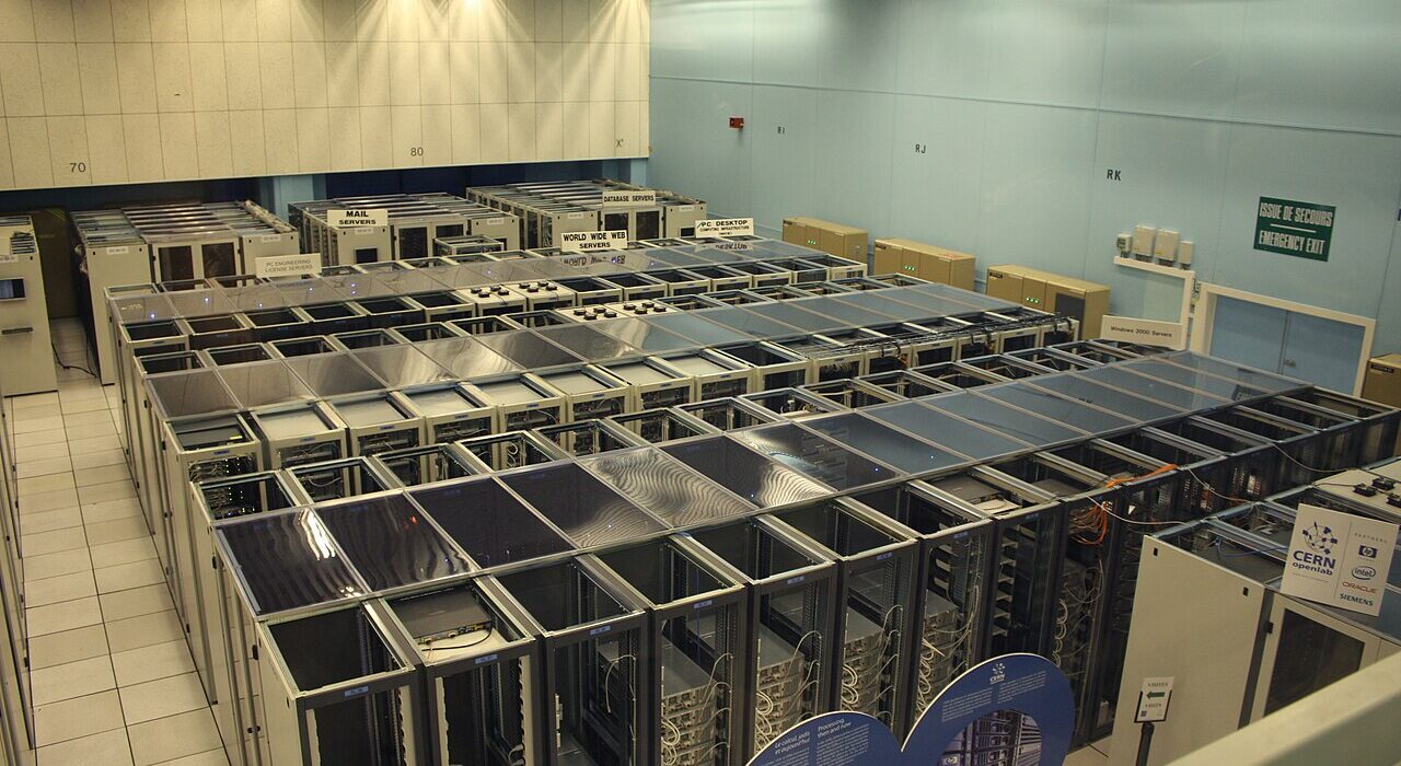 Jajaran rak server basis data dan infrastruktur pusat data modern