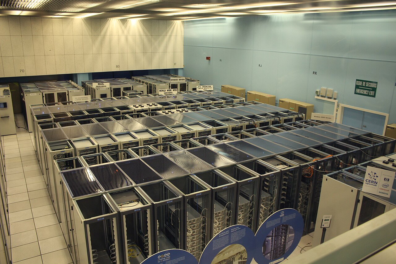 Jajaran rak server basis data dan infrastruktur pusat data modern