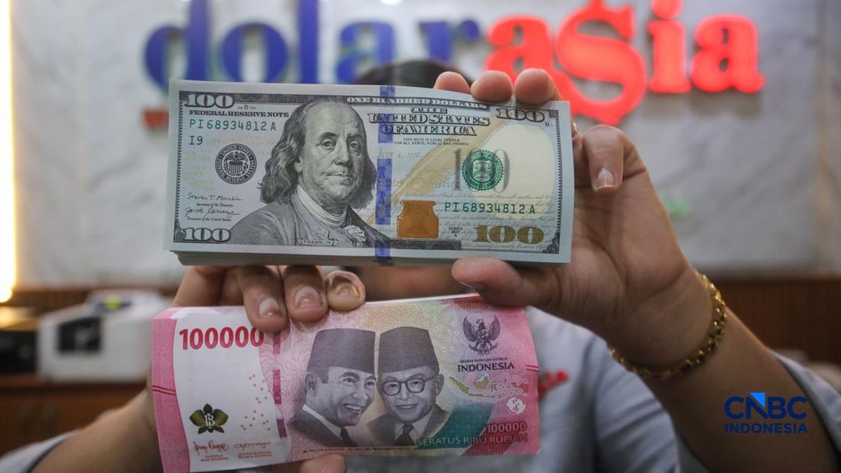 Uang pecahan ratusan dolar AS dan nilai tukar rupiah menembus Rp17.900.