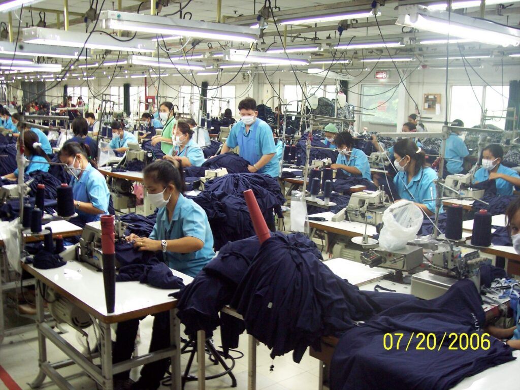 Lini produksi dan pekerja pabrik garmen di tengah tantangan industri manufaktur padat karya