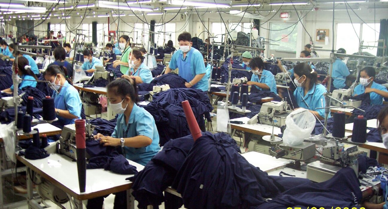 Lini produksi dan pekerja pabrik garmen di tengah tantangan industri manufaktur padat karya