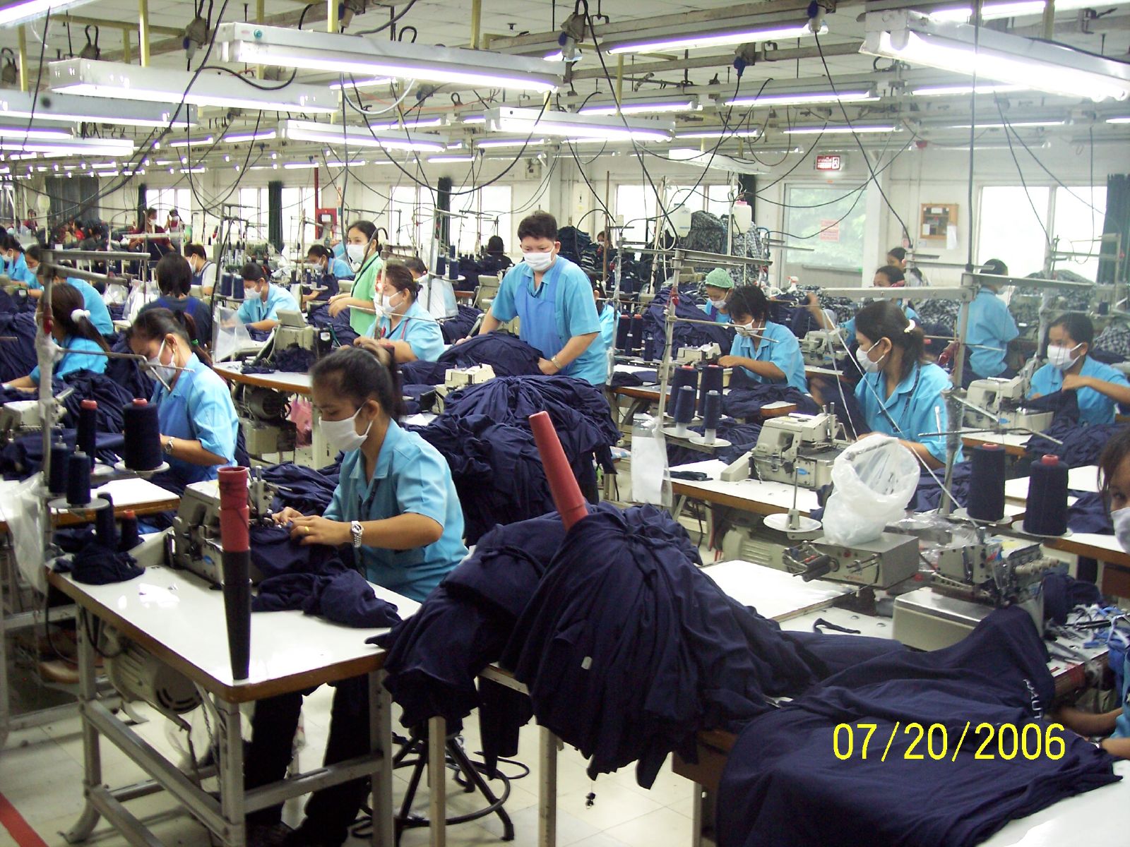 Lini produksi dan pekerja pabrik garmen di tengah tantangan industri manufaktur padat karya