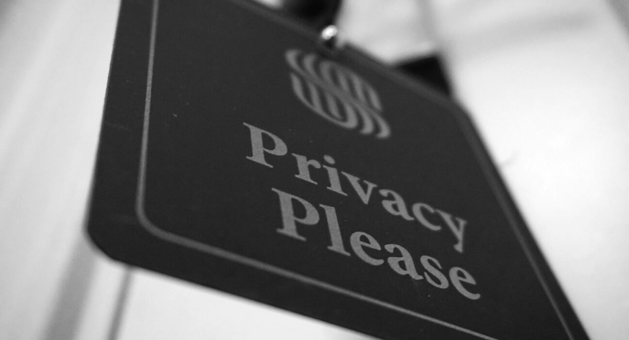 Papan bertuliskan Privacy Please untuk ilustrasi audit jejak digital pribadi