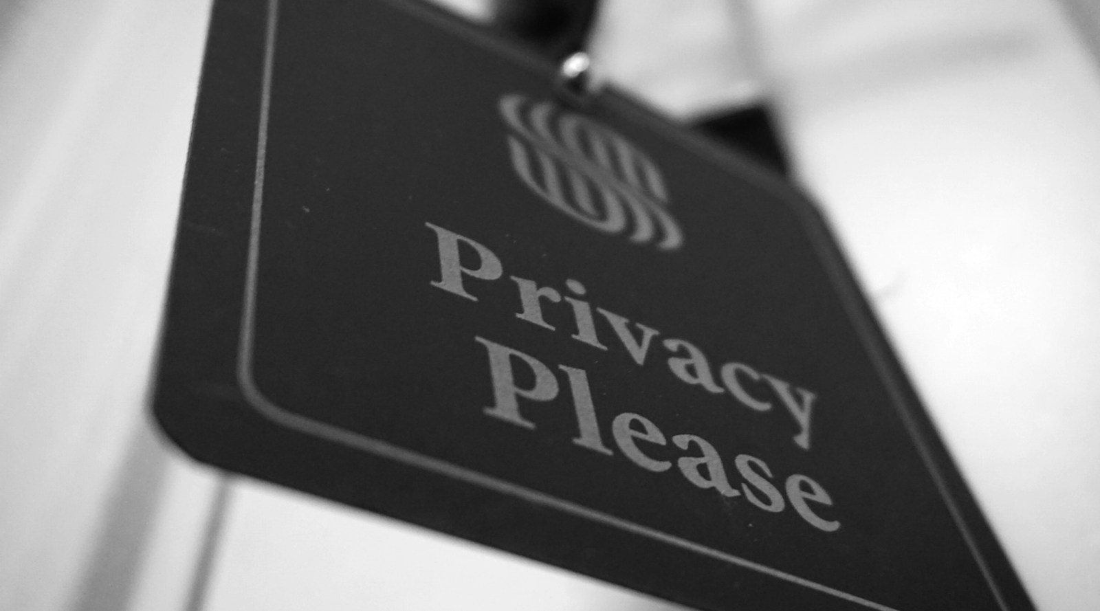 Papan bertuliskan Privacy Please untuk ilustrasi audit jejak digital pribadi