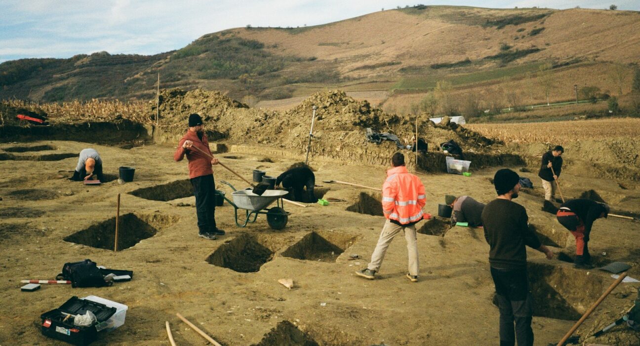 Arkeolog menggali parit untuk menemukan jejak permukiman kuno