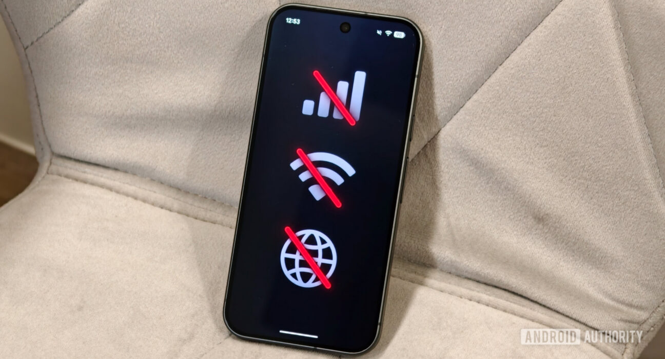 Bodi dan layar ponsel Google Pixel menampilkan isu transisi sinyal dan baterai