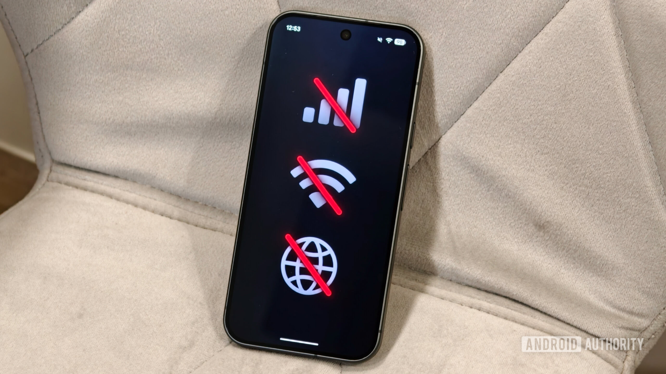 Bodi dan layar ponsel Google Pixel menampilkan isu transisi sinyal dan baterai