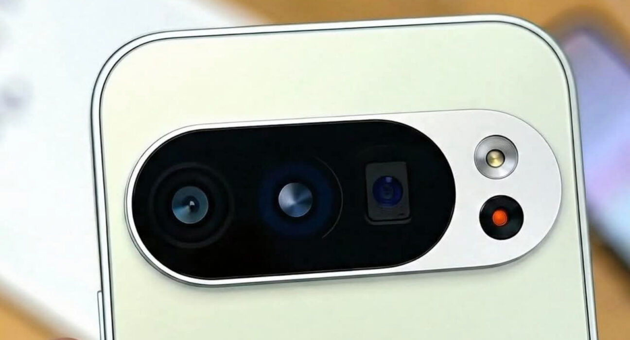 Tampilan antarmuka Android Desktop Mode pada monitor eksternal yang terhubung ke ponsel Google Pixel