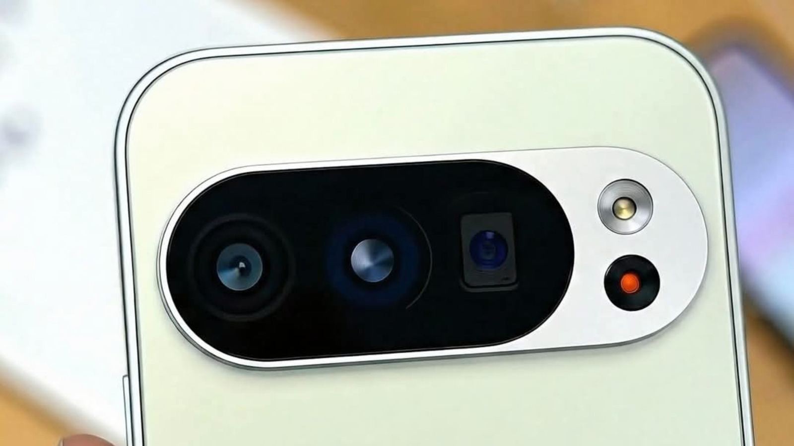 Tampilan antarmuka Android Desktop Mode pada monitor eksternal yang terhubung ke ponsel Google Pixel