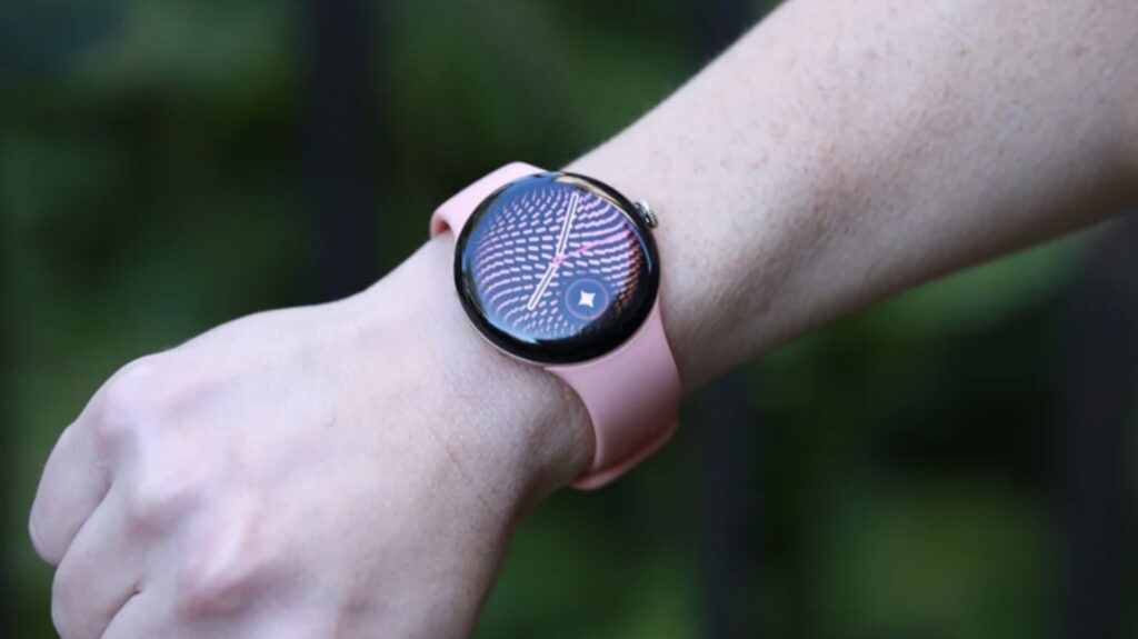 Jam tangan pintar Pixel Watch 5 yang menampilkan fitur metrik kesehatan