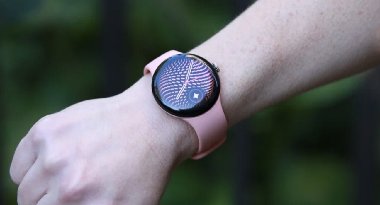 Jam tangan pintar Pixel Watch 5 yang menampilkan fitur metrik kesehatan
