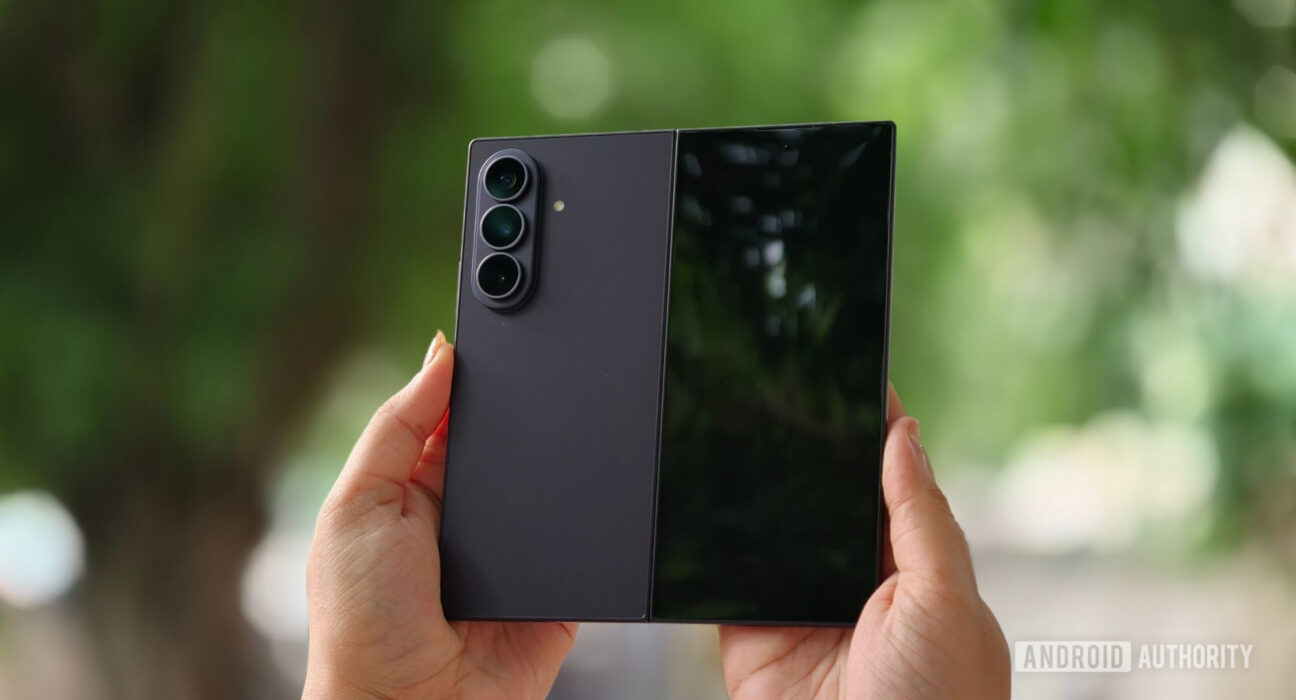 Samsung Galaxy Z Fold 8 Ultra dengan layar lipat terbuka dan panel cover depan