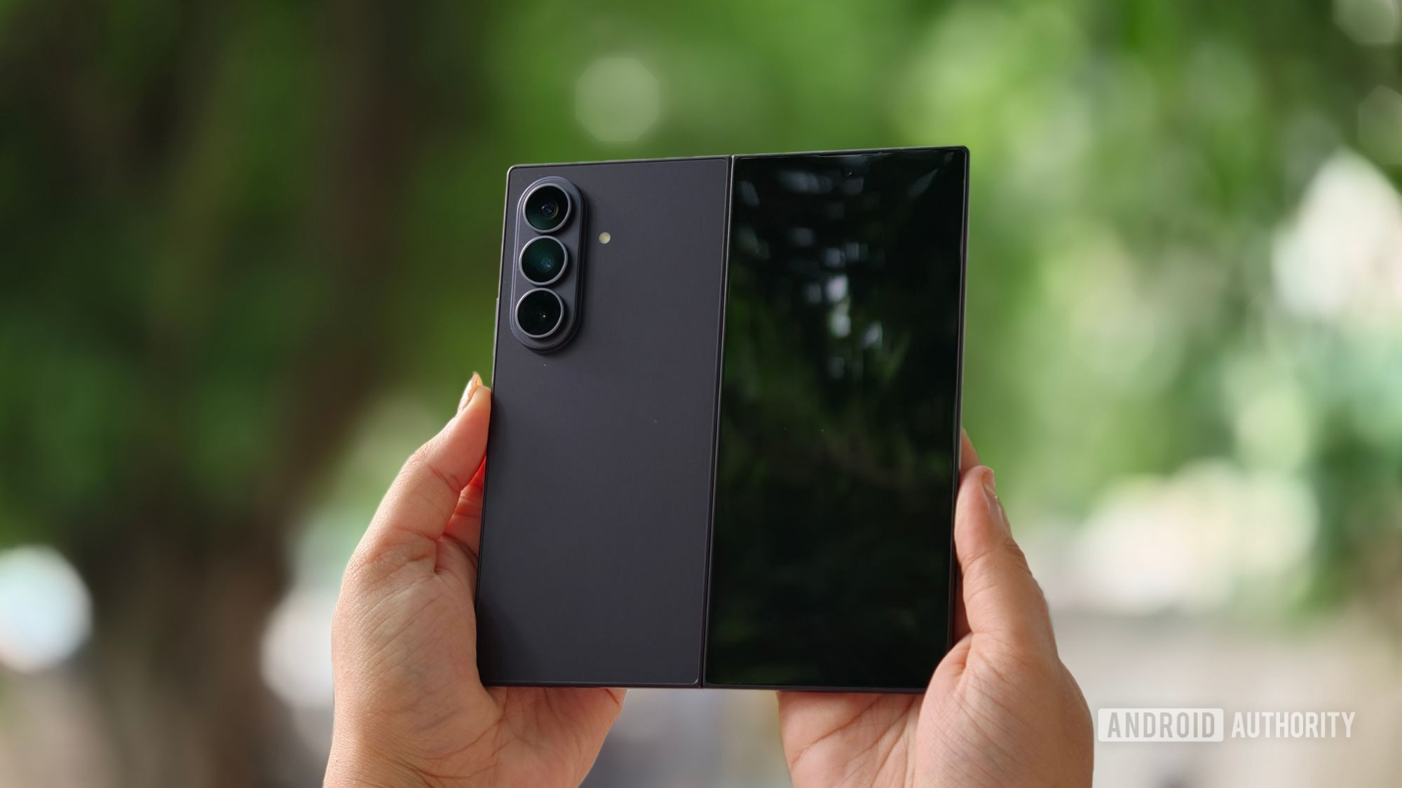 Samsung Galaxy Z Fold 8 Ultra dengan layar lipat terbuka dan panel cover depan