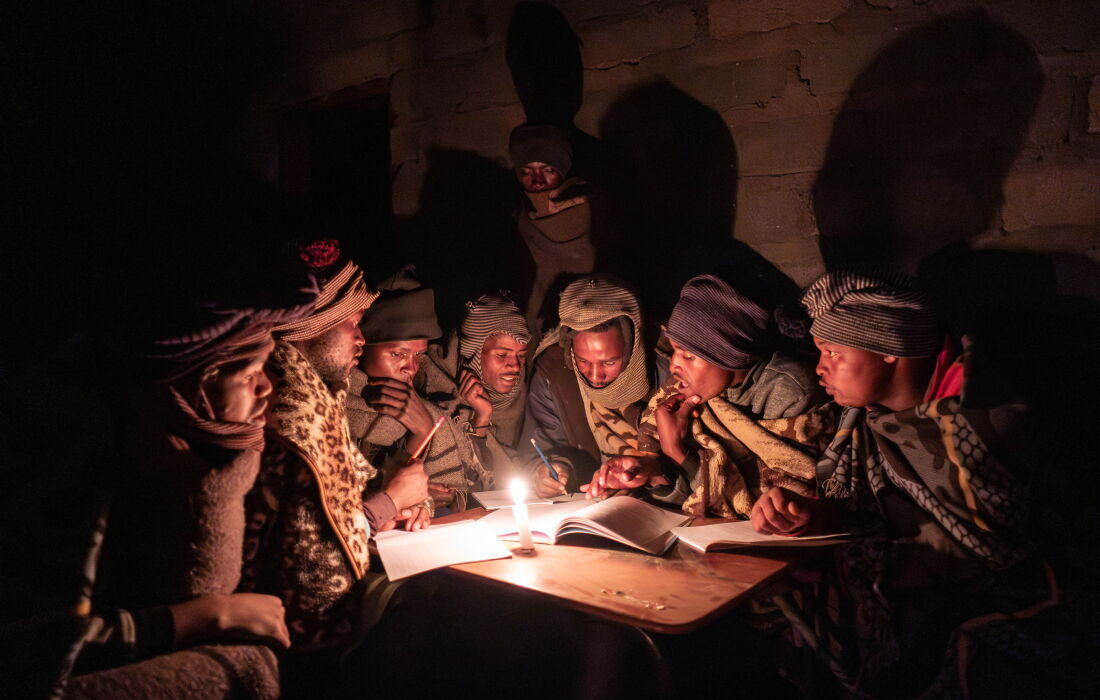 Para penggembala di Mokhotlong Lesotho mengikuti kelas sekolah malam untuk belajar membaca dan berhitung