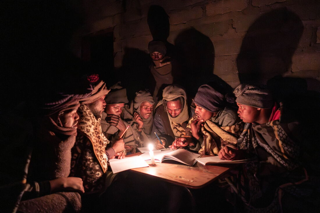 Para penggembala di Mokhotlong Lesotho mengikuti kelas sekolah malam untuk belajar membaca dan berhitung
