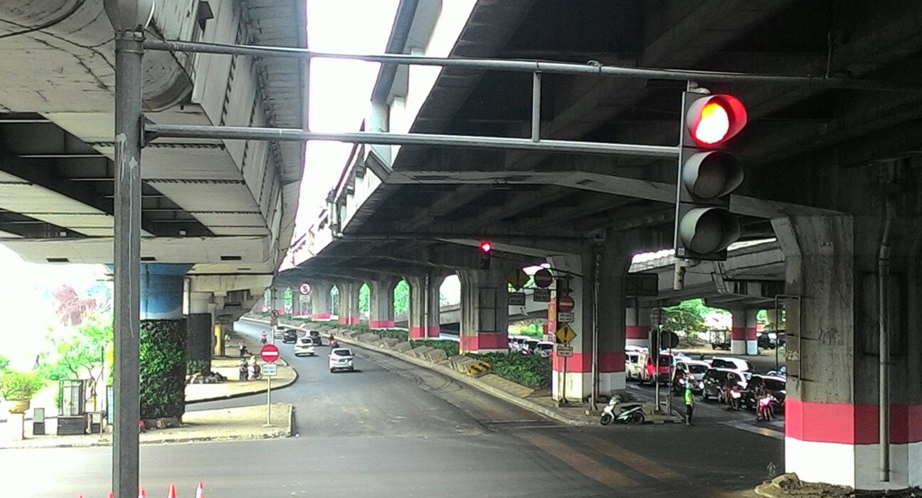 Struktur konstruksi jalan tol layang di koridor Jakarta oleh CMNP
