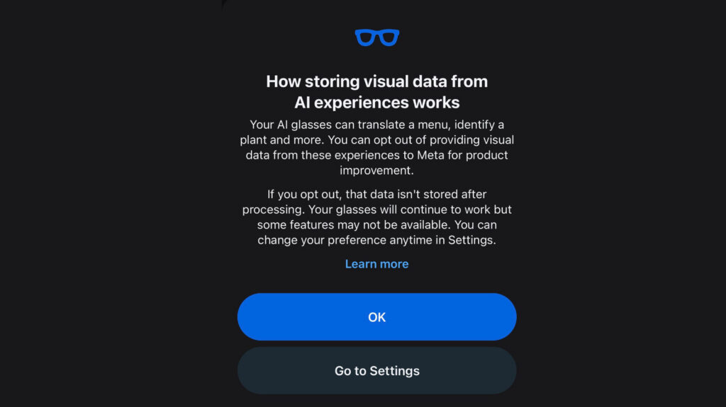 Pengguna mengenakan kacamata pintar Ray-Ban Meta dengan fitur kendali privasi data visual AI