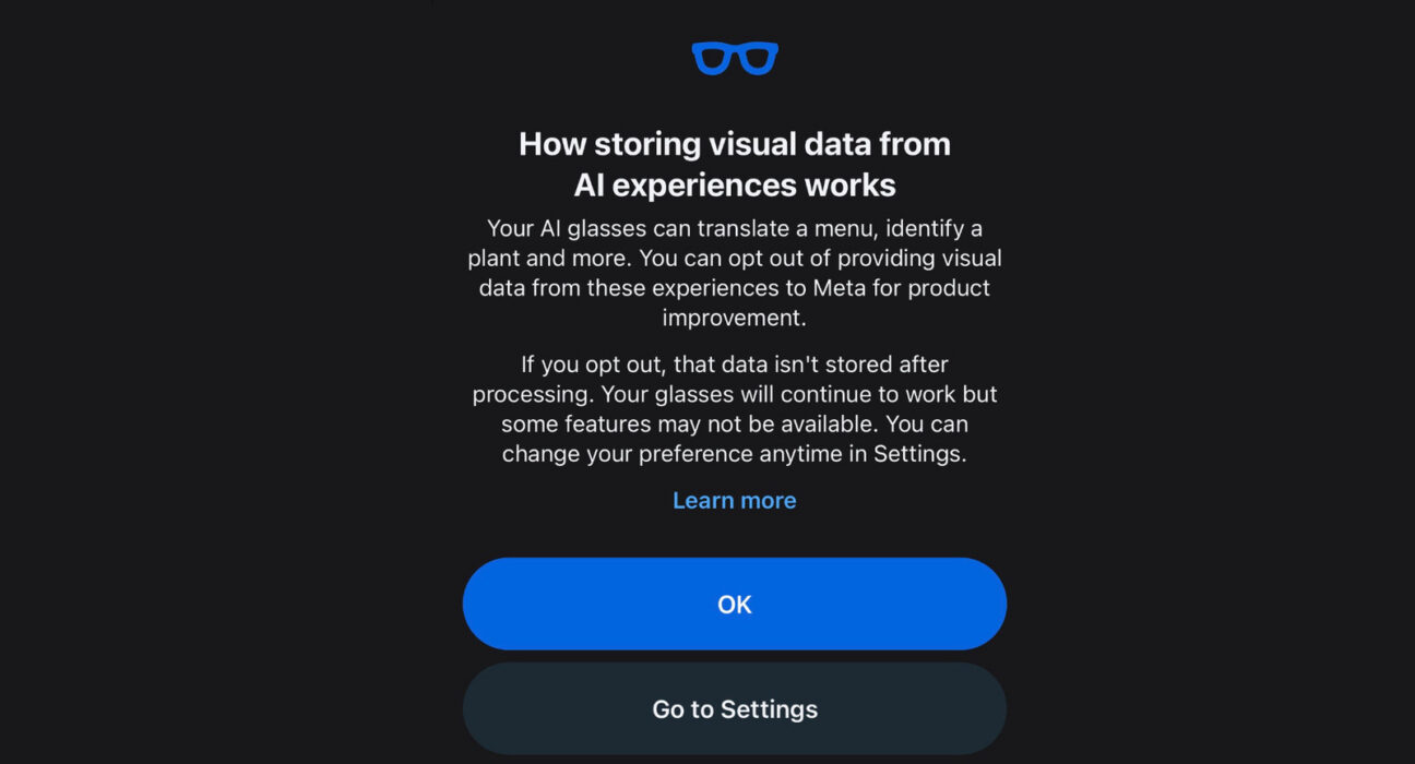 Pengguna mengenakan kacamata pintar Ray-Ban Meta dengan fitur kendali privasi data visual AI