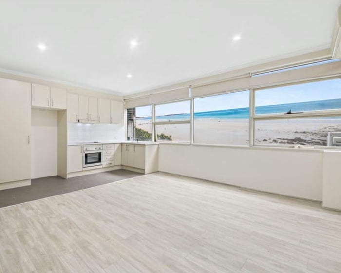 Mural pemandangan pantai Bondi di halaman dalam apartemen Leichhardt Sydney yang sempat dituduh hasil manipulasi AI oleh otoritas New South Wales