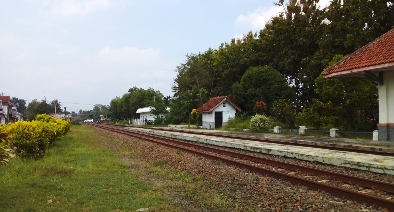 Jalur infrastruktur rel kereta api memanjang melintasi lanskap terbuka Indonesia