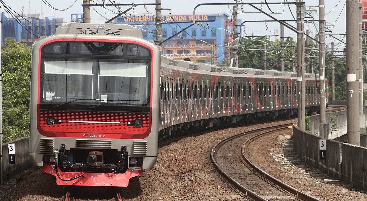 Rangkaian KRL buatan PT INKA melintas di jalur rel komuter Indonesia