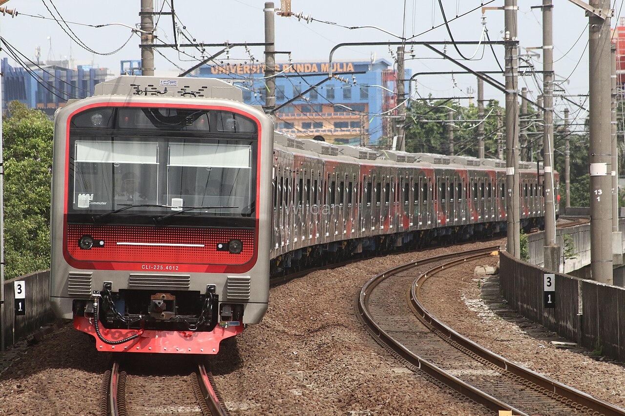 Rangkaian KRL buatan PT INKA melintas di jalur rel komuter Indonesia