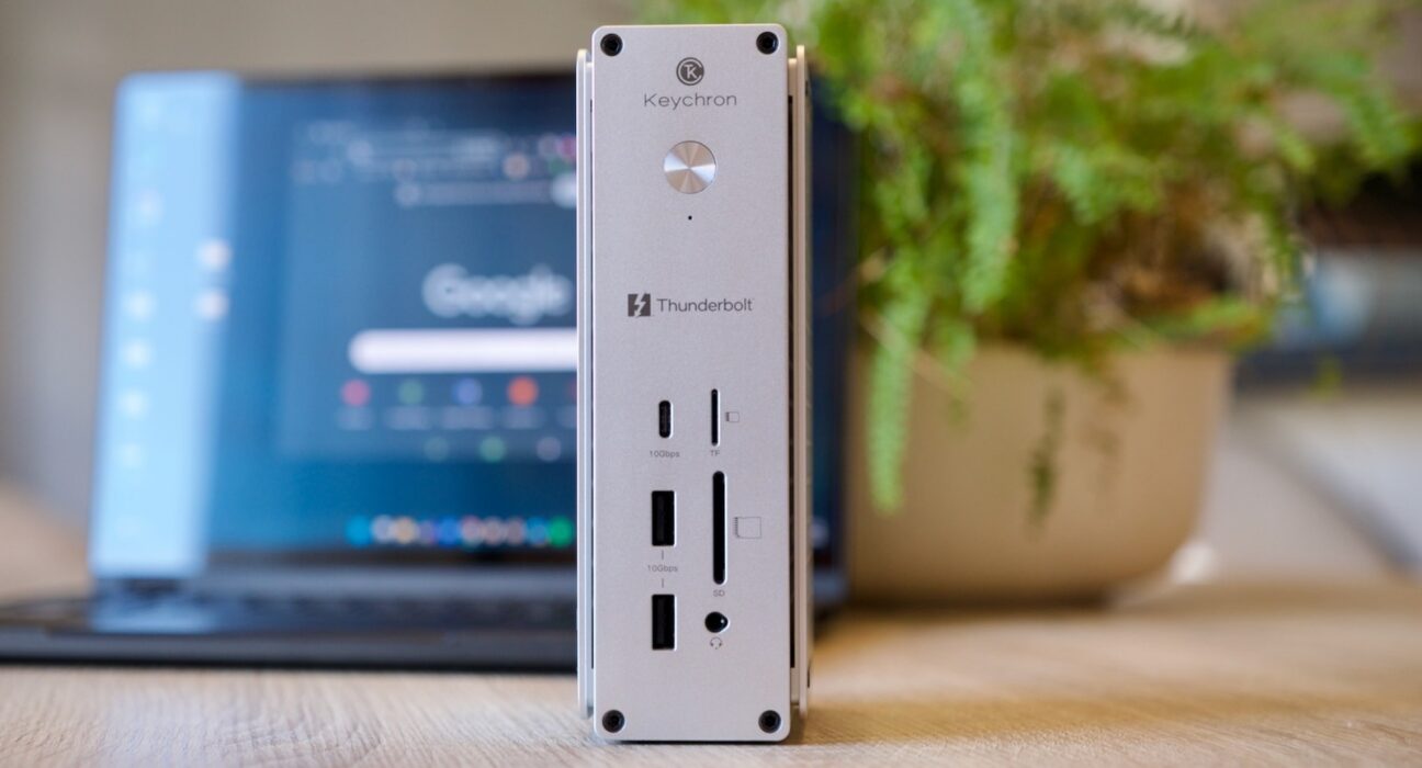 Keychron Thunderbolt 5 Dock dengan bodi brushed aluminium di atas meja kerja