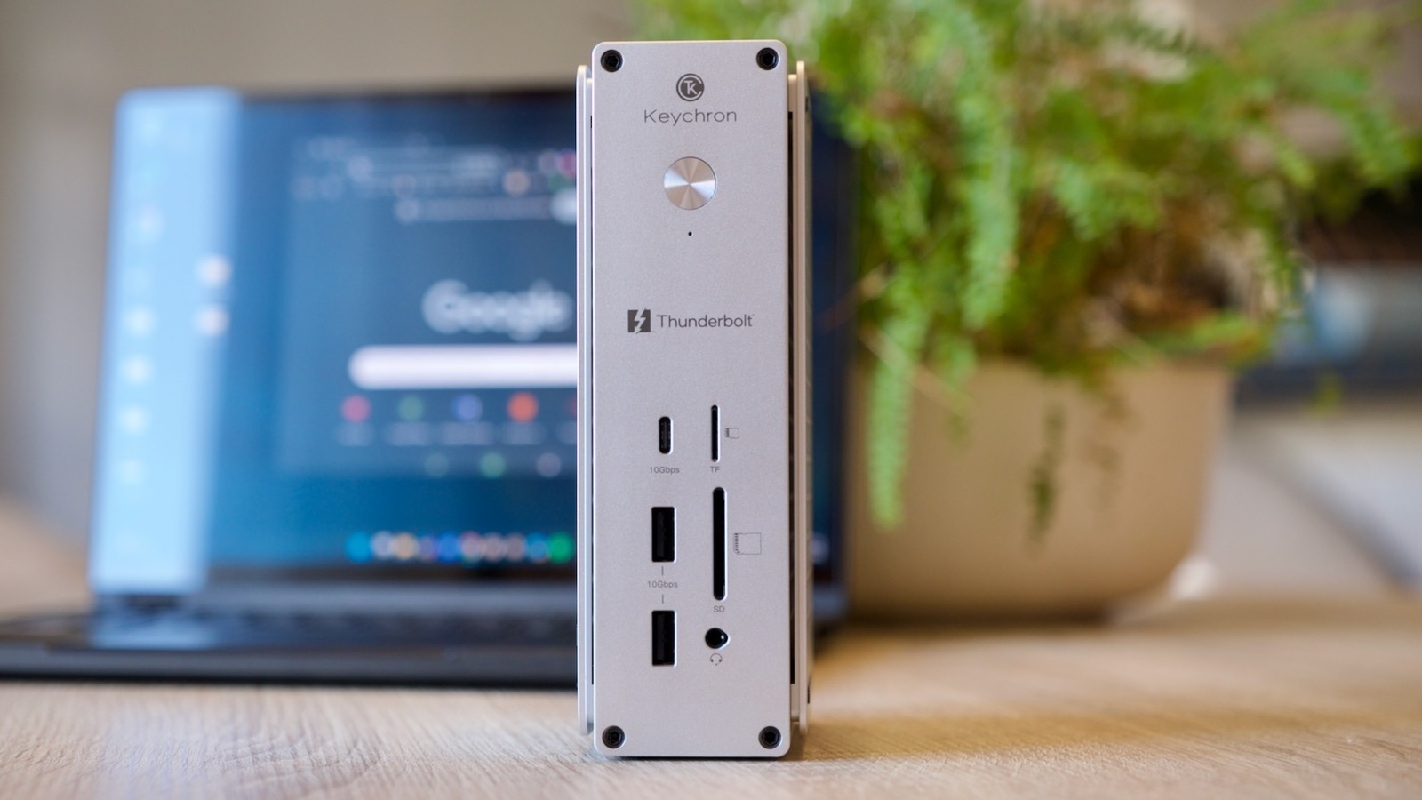 Keychron Thunderbolt 5 Dock dengan bodi brushed aluminium di atas meja kerja