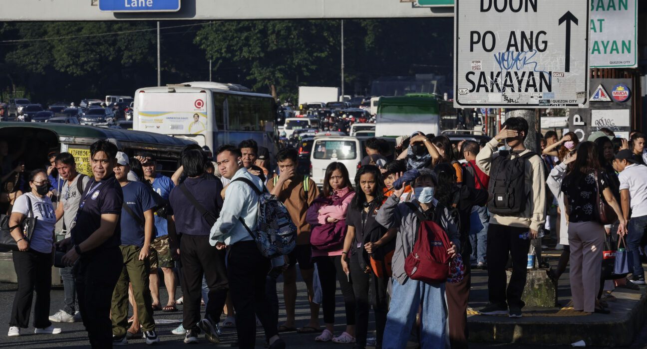 Warga Manila menunggu armada transportasi publik di tengah aksi mogok massal ribuan sopir angkutan umum yang memprotes lonjakan harga bahan bakar minyak.