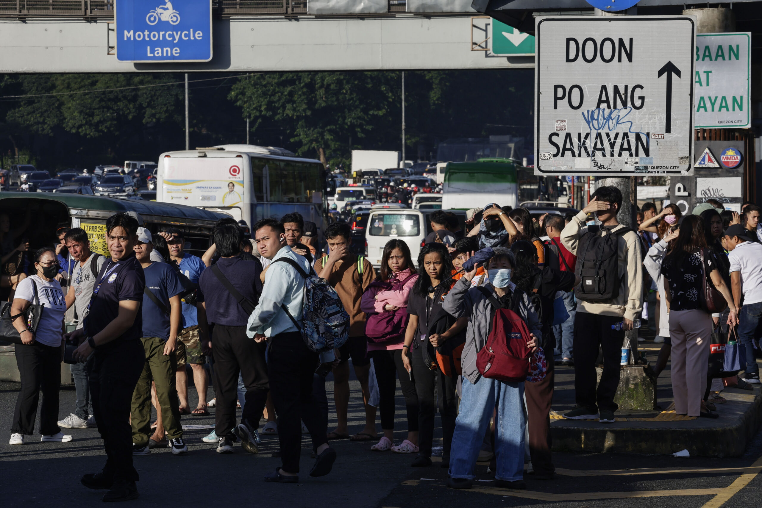Warga Manila menunggu armada transportasi publik di tengah aksi mogok massal ribuan sopir angkutan umum yang memprotes lonjakan harga bahan bakar minyak.