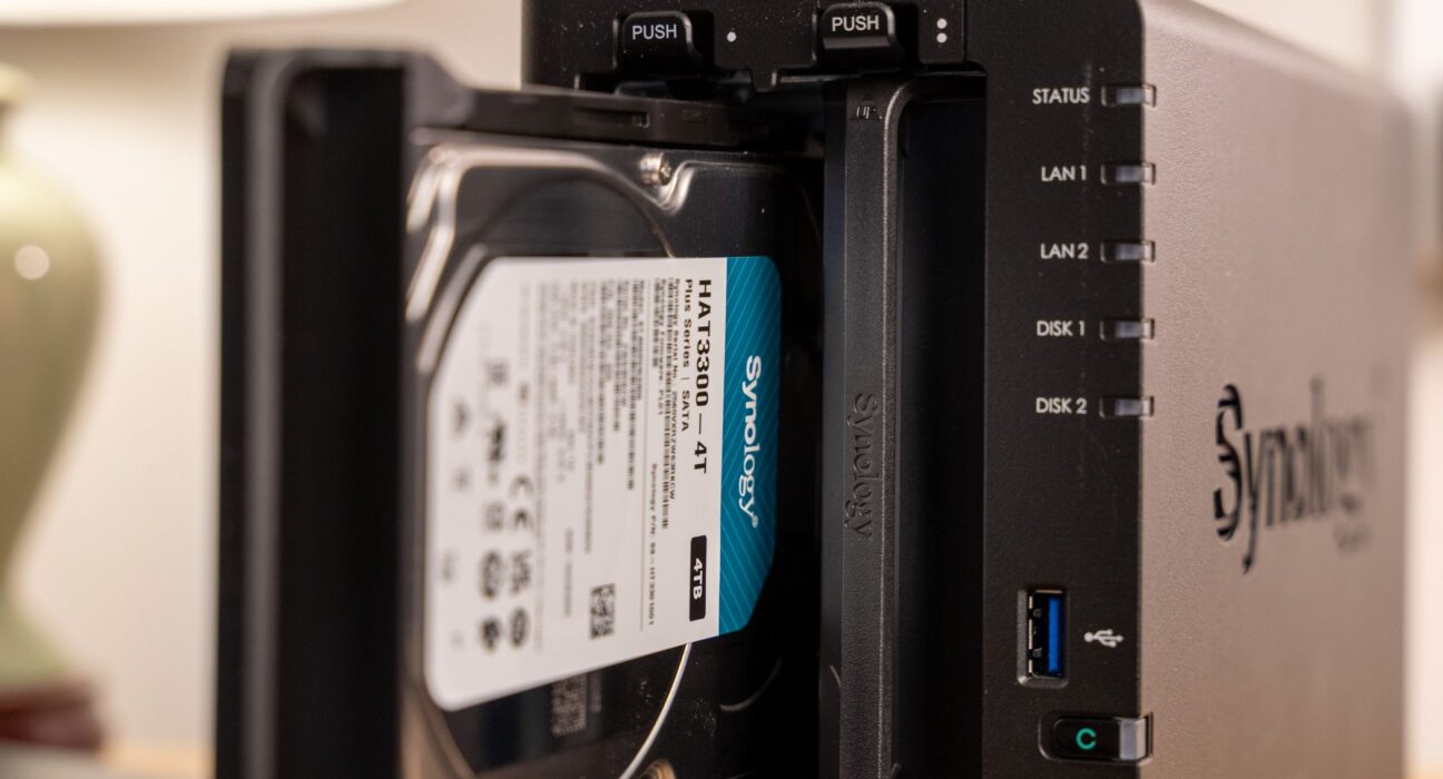 Pemasangan unit baru modul Hard Disk Drive (HDD) berstandar NAS ke dalam selongsong slot kompartemen storage server.