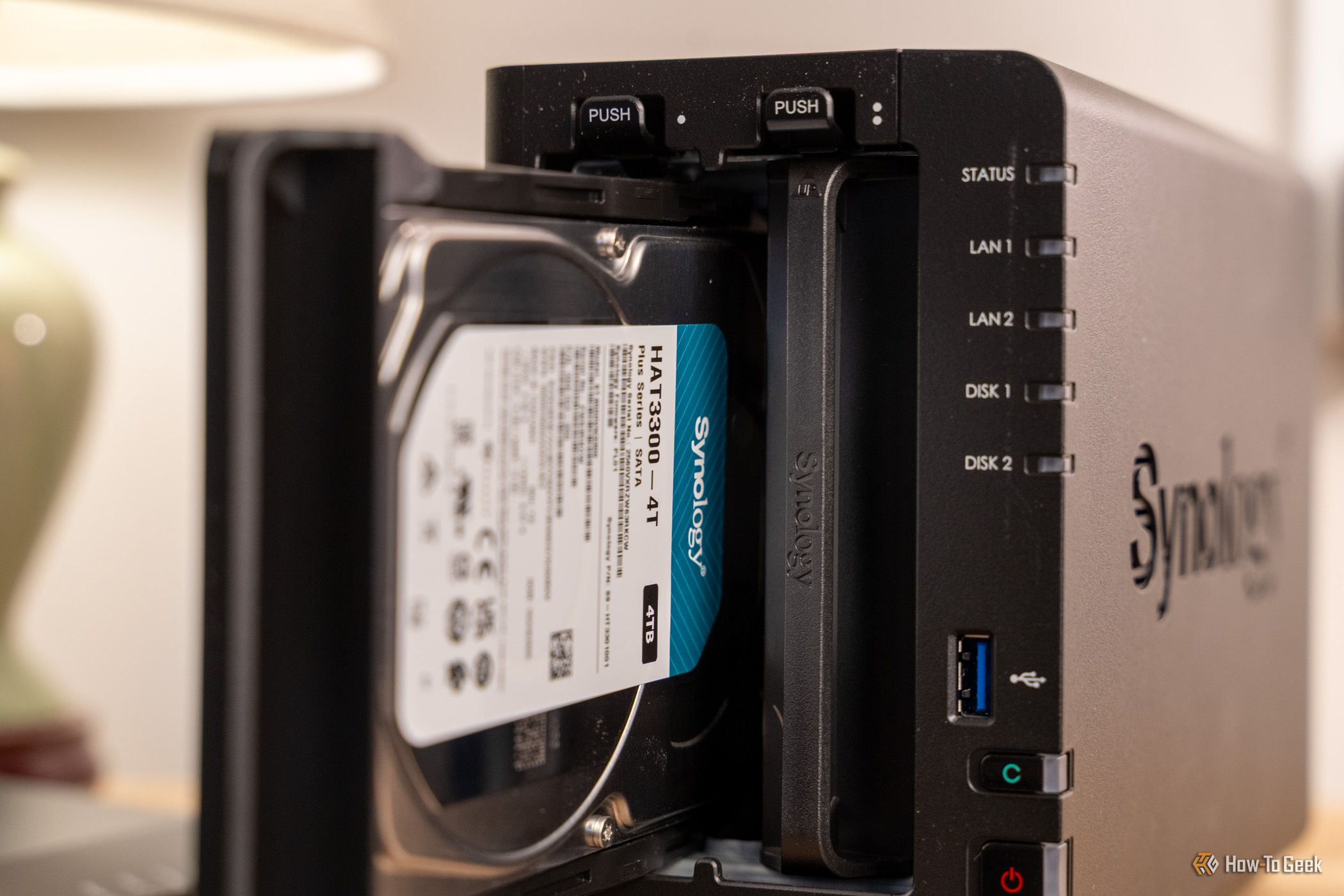 Pemasangan unit baru modul Hard Disk Drive (HDD) berstandar NAS ke dalam selongsong slot kompartemen storage server.