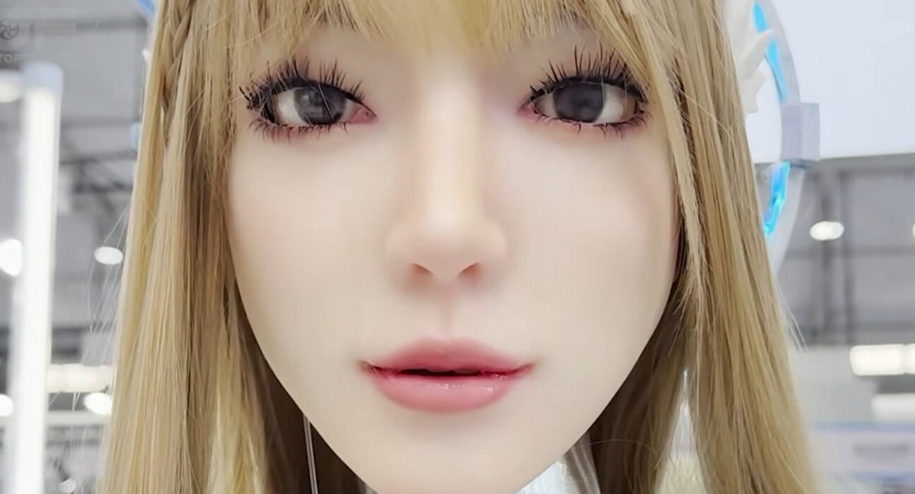 Robot humanoid bionik Yansyn-X2 buatan Yanxi Technology saat mendemonstrasikan ekspresi menangis dengan sistem mikrofluidik air mata