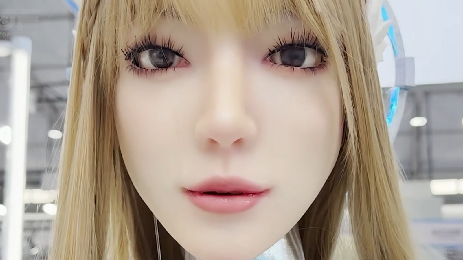 Robot humanoid bionik Yansyn-X2 buatan Yanxi Technology saat mendemonstrasikan ekspresi menangis dengan sistem mikrofluidik air mata