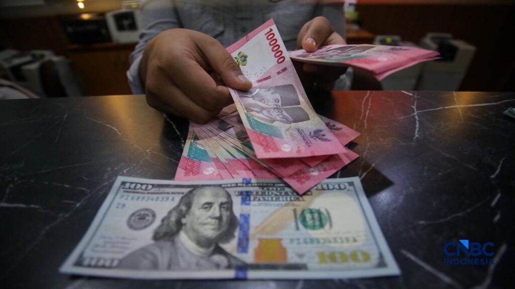 Uang pecahan Dolar AS dan Rupiah di loket penukaran valas Jakarta mencerminkan volatilitas kurs