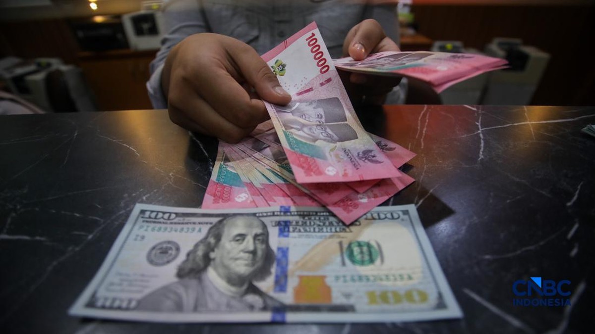 Uang pecahan Dolar AS dan Rupiah di loket penukaran valas Jakarta mencerminkan volatilitas kurs