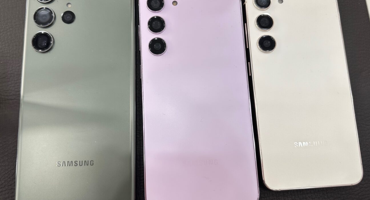 Tampilan belakang jajaran Samsung Galaxy S23 yang terseret dalam sengketa hukum paten konektivitas di Pengadilan Distrik AS Wilayah Timur Texas