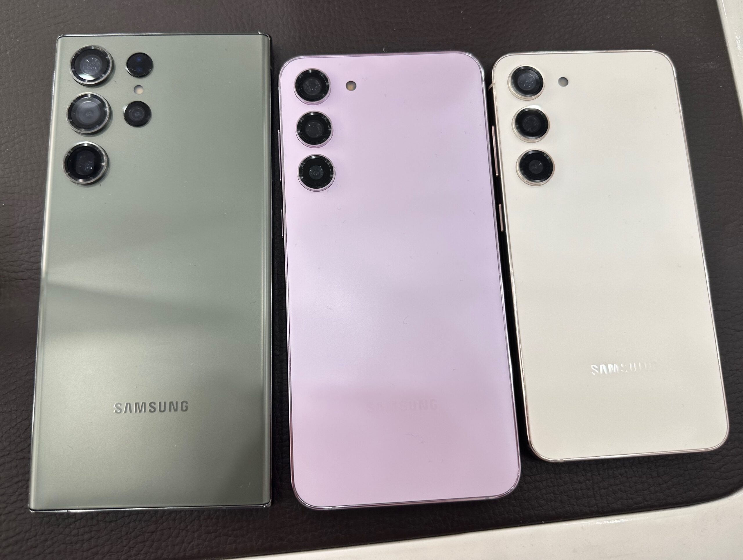 Tampilan belakang jajaran Samsung Galaxy S23 yang terseret dalam sengketa hukum paten konektivitas di Pengadilan Distrik AS Wilayah Timur Texas