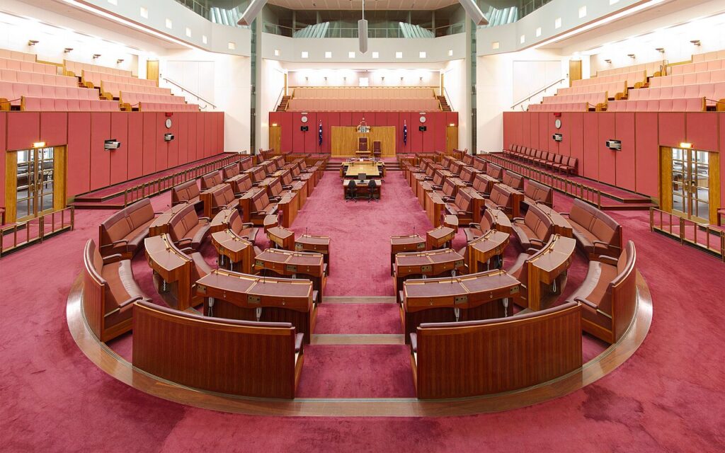 Ruang sidang Senat Australia di Gedung Parlemen Canberra yang memanggil pimpinan OpenAI dan Anthropic terkait insiden peretasan AI agent otonom